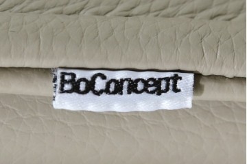 中古　BoConcept(ボーコンセプト)　シモンズ(SIMMONS)　本革ヘッドボード　サイドテーブル付きワイドダブルサイズのベッドセット　定価約60万円　(R-085928)