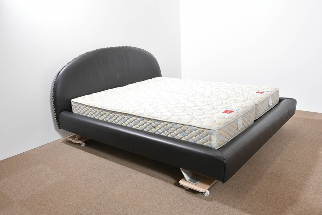 中古　希少モデル　イギリス　Slumberland(スランバーランド)社のマットレス　イタリア　formenti(フォルメンティ)のオールレザークイーンサイズベッドフレーム　定価約350万円　(R-085929)