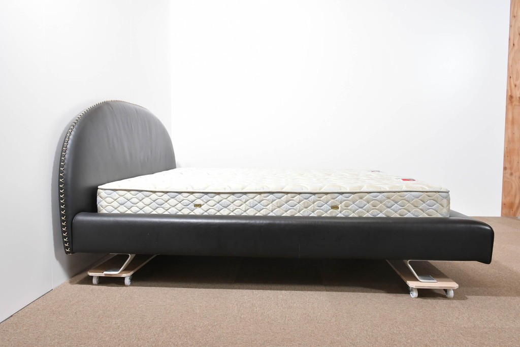 中古　希少モデル　イギリス　Slumberland(スランバーランド)社のマットレス　イタリア　formenti(フォルメンティ)のオールレザークイーンサイズベッドフレーム　定価約350万円　(R-085929)