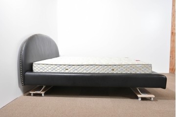 中古　希少モデル　イギリス　Slumberland(スランバーランド)社のマットレス　イタリア　formenti(フォルメンティ)のオールレザークイーンサイズベッドフレーム　定価約350万円　(R-085929)