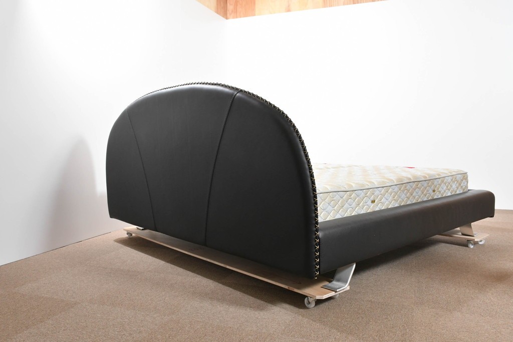 中古　希少モデル　イギリス　Slumberland(スランバーランド)社のマットレス　イタリア　formenti(フォルメンティ)のオールレザークイーンサイズベッドフレーム　定価約350万円　(R-085929)