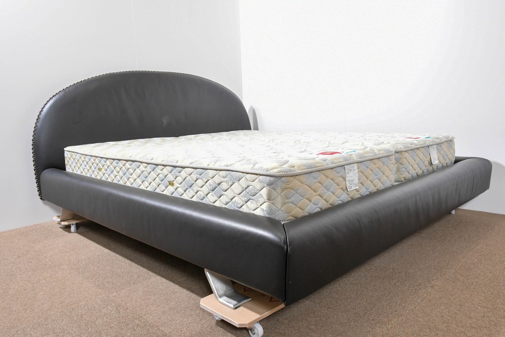 中古　希少モデル　イギリス　Slumberland(スランバーランド)社のマットレス　イタリア　formenti(フォルメンティ)のオールレザークイーンサイズベッドフレーム　定価約350万円　(R-085929)