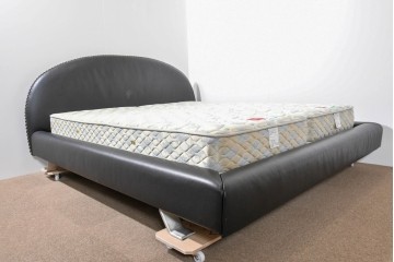 中古　希少モデル　イギリス　Slumberland(スランバーランド)社のマットレス　イタリア　formenti(フォルメンティ)のオールレザークイーンサイズベッドフレーム　定価約350万円　(R-085929)