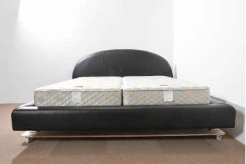 中古　希少モデル　イギリス　Slumberland(スランバーランド)社のマットレス　イタリア　formenti(フォルメンティ)のオールレザークイーンサイズベッドフレーム　定価約350万円　(R-085929)