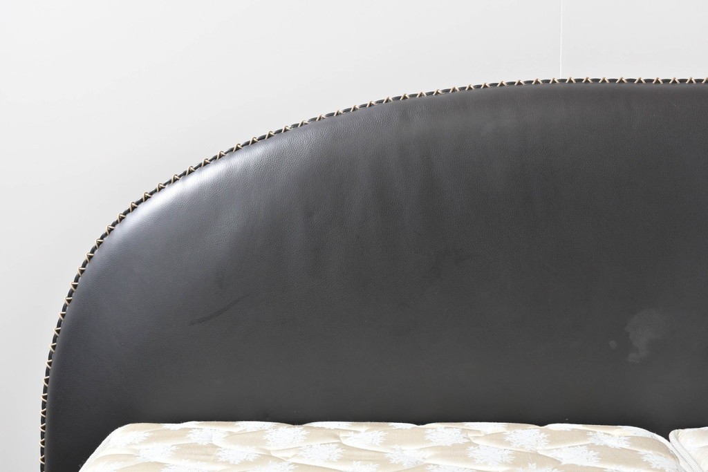 中古　希少モデル　イギリス　Slumberland(スランバーランド)社のマットレス　イタリア　formenti(フォルメンティ)のオールレザークイーンサイズベッドフレーム　定価約350万円　(R-085929)