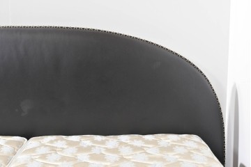 中古　希少モデル　イギリス　Slumberland(スランバーランド)社のマットレス　イタリア　formenti(フォルメンティ)のオールレザークイーンサイズベッドフレーム　定価約350万円　(R-085929)