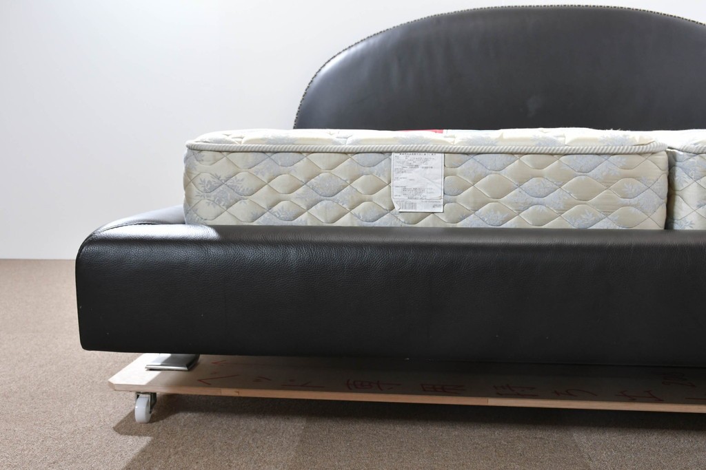 中古　希少モデル　イギリス　Slumberland(スランバーランド)社のマットレス　イタリア　formenti(フォルメンティ)のオールレザークイーンサイズベッドフレーム　定価約350万円　(R-085929)