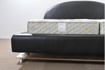 中古　希少モデル　イギリス　Slumberland(スランバーランド)社のマットレス　イタリア　formenti(フォルメンティ)のオールレザークイーンサイズベッドフレーム　定価約350万円　(R-085929)