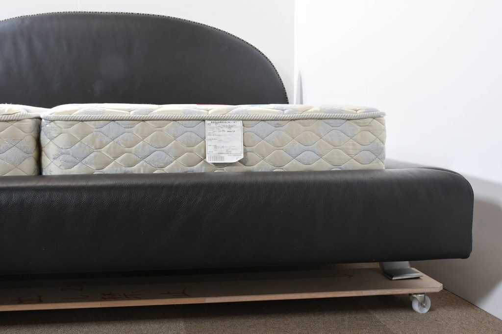 中古　希少モデル　イギリス　Slumberland(スランバーランド)社のマットレス　イタリア　formenti(フォルメンティ)のオールレザークイーンサイズベッドフレーム　定価約350万円　(R-085929)