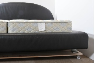 中古　希少モデル　イギリス　Slumberland(スランバーランド)社のマットレス　イタリア　formenti(フォルメンティ)のオールレザークイーンサイズベッドフレーム　定価約350万円　(R-085929)