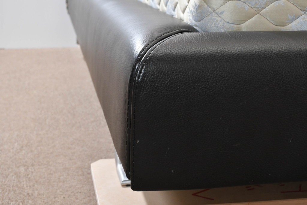 中古　希少モデル　イギリス　Slumberland(スランバーランド)社のマットレス　イタリア　formenti(フォルメンティ)のオールレザークイーンサイズベッドフレーム　定価約350万円　(R-085929)