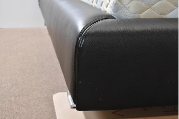 中古　希少モデル　イギリス　Slumberland(スランバーランド)社のマットレス　イタリア　formenti(フォルメンティ)のオールレザークイーンサイズベッドフレーム　定価約350万円　(R-085929)