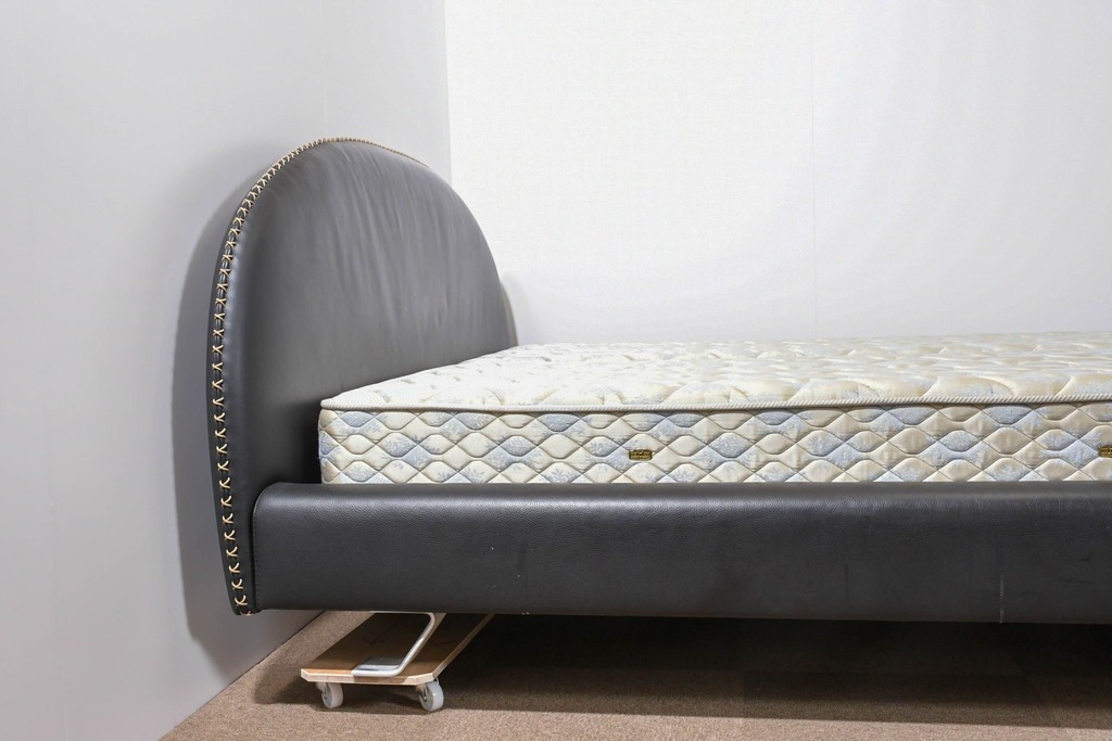 中古　希少モデル　イギリス　Slumberland(スランバーランド)社のマットレス　イタリア　formenti(フォルメンティ)のオールレザークイーンサイズベッドフレーム　定価約350万円　(R-085929)