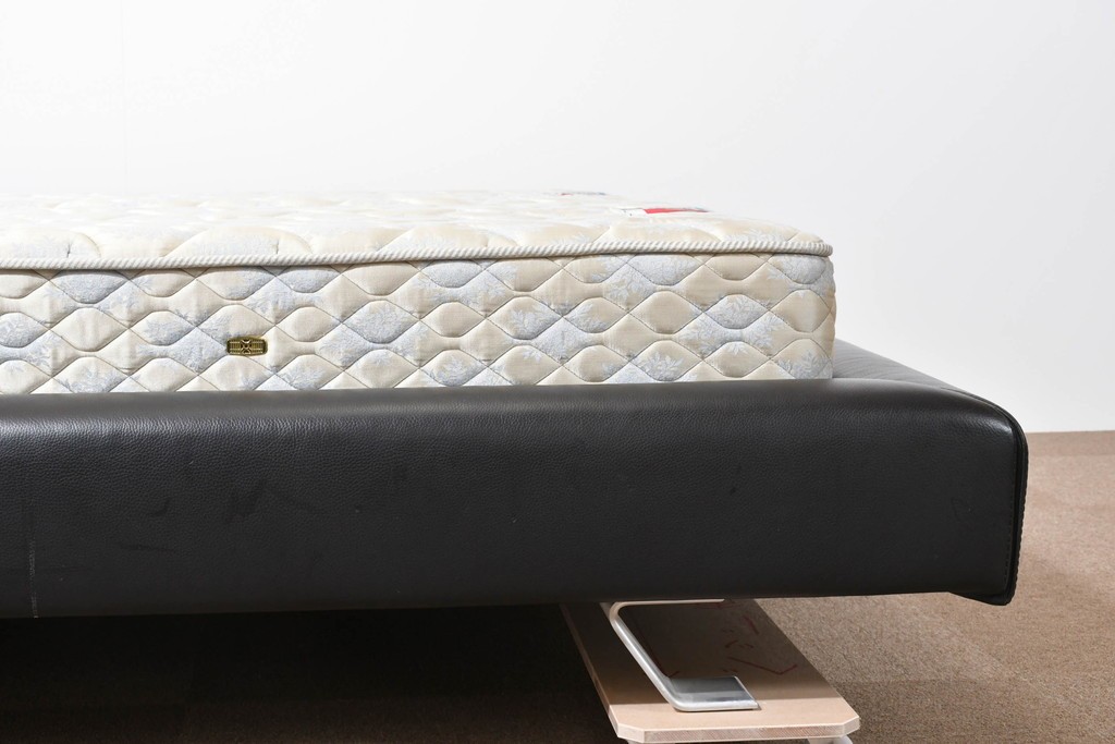 中古　希少モデル　イギリス　Slumberland(スランバーランド)社のマットレス　イタリア　formenti(フォルメンティ)のオールレザークイーンサイズベッドフレーム　定価約350万円　(R-085929)