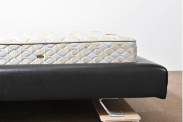 中古　希少モデル　イギリス　Slumberland(スランバーランド)社のマットレス　イタリア　formenti(フォルメンティ)のオールレザークイーンサイズベッドフレーム　定価約350万円　(R-085929)