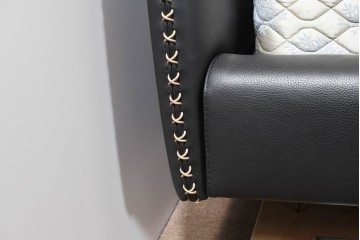 中古　希少モデル　イギリス　Slumberland(スランバーランド)社のマットレス　イタリア　formenti(フォルメンティ)のオールレザークイーンサイズベッドフレーム　定価約350万円　(R-085929)