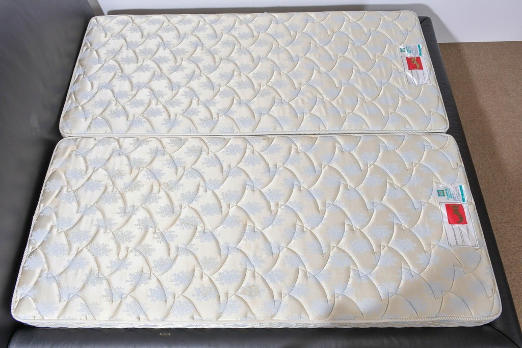 中古　希少モデル　イギリス　Slumberland(スランバーランド)社のマットレス　イタリア　formenti(フォルメンティ)のオールレザークイーンサイズベッドフレーム　定価約350万円　(R-085929)