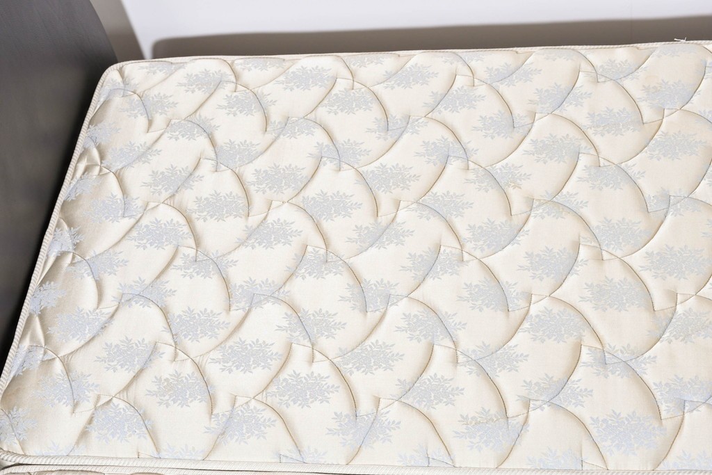 中古　希少モデル　イギリス　Slumberland(スランバーランド)社のマットレス　イタリア　formenti(フォルメンティ)のオールレザークイーンサイズベッドフレーム　定価約350万円　(R-085929)