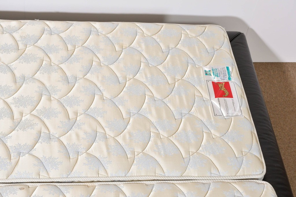 中古　希少モデル　イギリス　Slumberland(スランバーランド)社のマットレス　イタリア　formenti(フォルメンティ)のオールレザークイーンサイズベッドフレーム　定価約350万円　(R-085929)