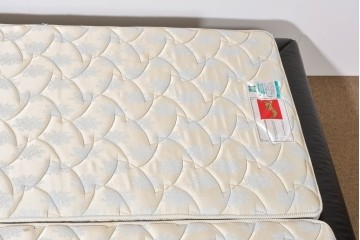 中古　希少モデル　イギリス　Slumberland(スランバーランド)社のマットレス　イタリア　formenti(フォルメンティ)のオールレザークイーンサイズベッドフレーム　定価約350万円　(R-085929)