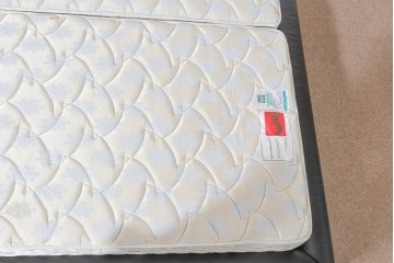 中古　希少モデル　イギリス　Slumberland(スランバーランド)社のマットレス　イタリア　formenti(フォルメンティ)のオールレザークイーンサイズベッドフレーム　定価約350万円　(R-085929)