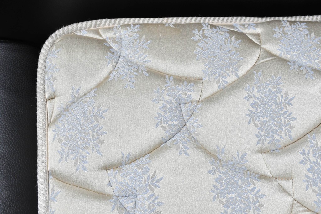 中古　希少モデル　イギリス　Slumberland(スランバーランド)社のマットレス　イタリア　formenti(フォルメンティ)のオールレザークイーンサイズベッドフレーム　定価約350万円　(R-085929)