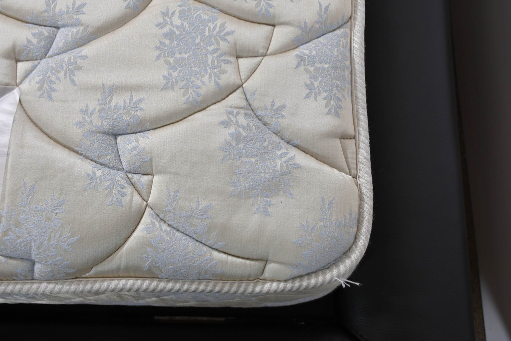 中古　希少モデル　イギリス　Slumberland(スランバーランド)社のマットレス　イタリア　formenti(フォルメンティ)のオールレザークイーンサイズベッドフレーム　定価約350万円　(R-085929)