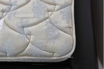 中古　希少モデル　イギリス　Slumberland(スランバーランド)社のマットレス　イタリア　formenti(フォルメンティ)のオールレザークイーンサイズベッドフレーム　定価約350万円　(R-085929)