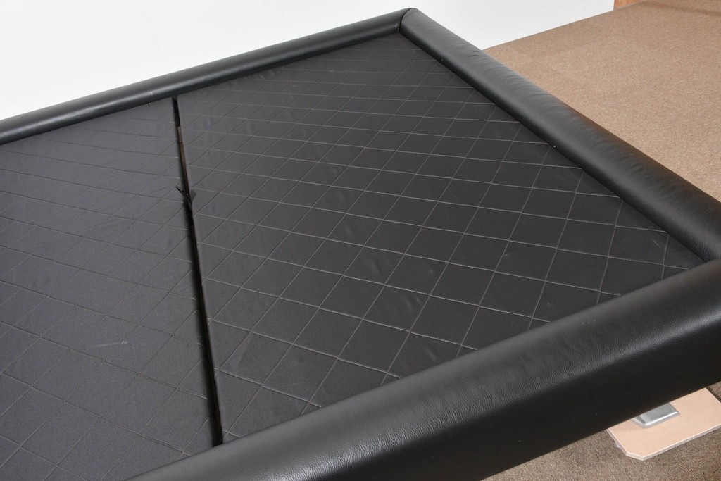 中古　希少モデル　イギリス　Slumberland(スランバーランド)社のマットレス　イタリア　formenti(フォルメンティ)のオールレザークイーンサイズベッドフレーム　定価約350万円　(R-085929)