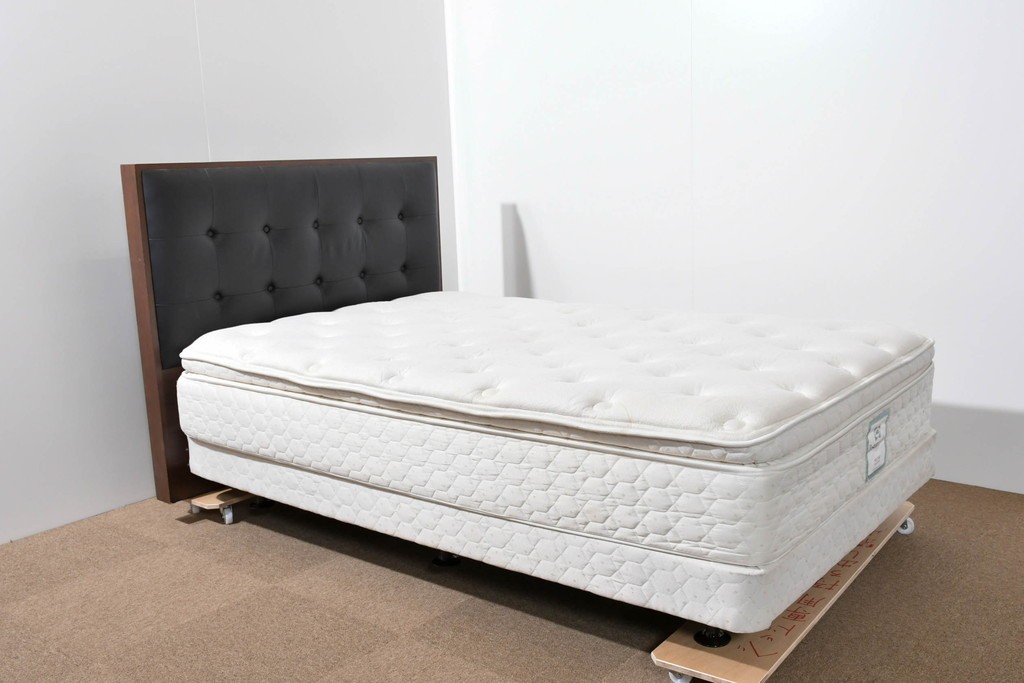 中古　Sealy(シーリー)　ポスチャーペディック　FORTE(フォルテ)　ダブルクッションタイプの本革ヘッドボード付きセミダブルベッド　定価(フレーム+マットレス)約52万円　(R-085930)