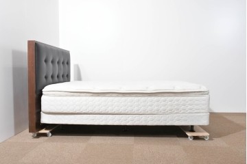 中古　Sealy(シーリー)　ポスチャーペディック　FORTE(フォルテ)　ダブルクッションタイプの本革ヘッドボード付きセミダブルベッド　定価(フレーム+マットレス)約52万円　(R-085930)