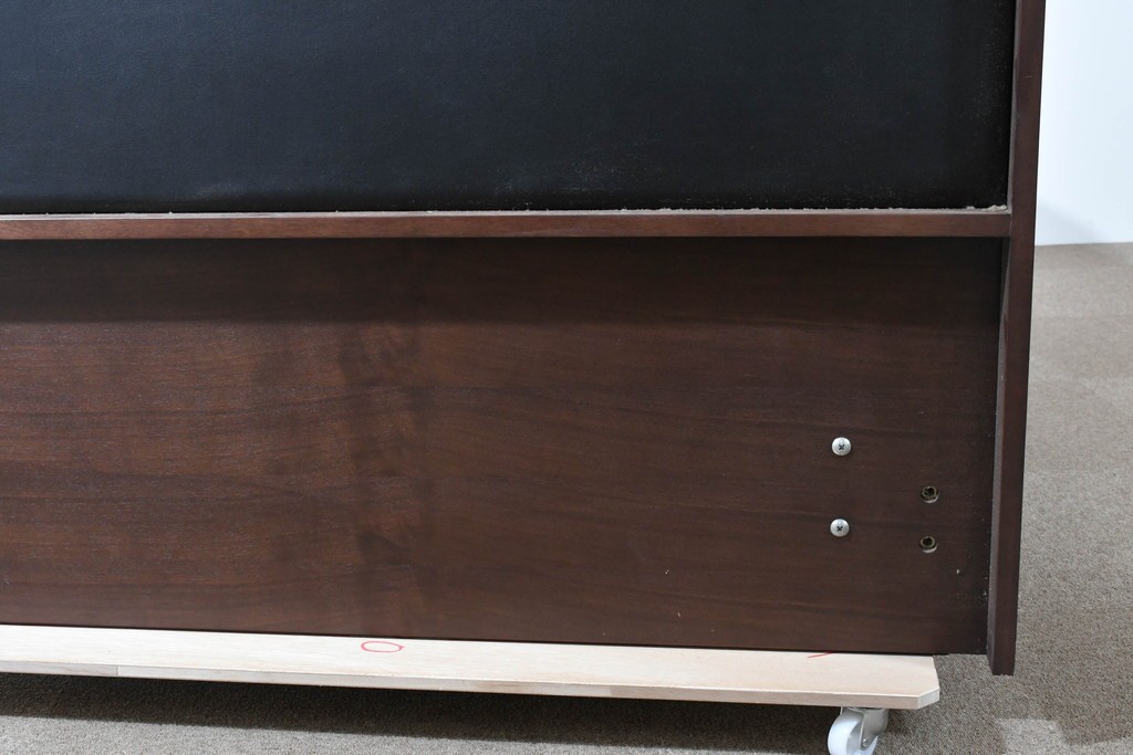 中古　Sealy(シーリー)　ポスチャーペディック　FORTE(フォルテ)　ダブルクッションタイプの本革ヘッドボード付きセミダブルベッド　定価(フレーム+マットレス)約52万円　(R-085930)