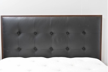 中古　Sealy(シーリー)　ポスチャーペディック　FORTE(フォルテ)　ダブルクッションタイプの本革ヘッドボード付きセミダブルベッド　定価(フレーム+マットレス)約52万円　(R-085930)