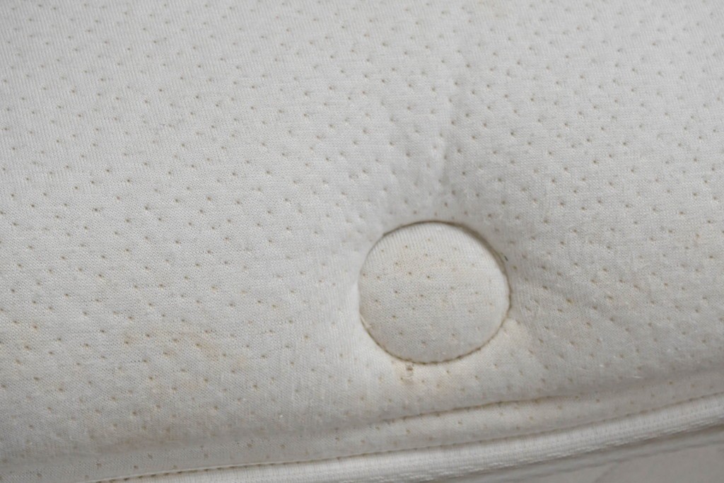 中古　Sealy(シーリー)　ポスチャーペディック　FORTE(フォルテ)　ダブルクッションタイプの本革ヘッドボード付きセミダブルベッド　定価(フレーム+マットレス)約52万円　(R-085930)