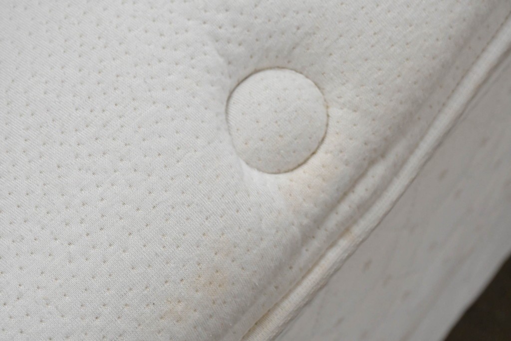 中古　Sealy(シーリー)　ポスチャーペディック　FORTE(フォルテ)　ダブルクッションタイプの本革ヘッドボード付きセミダブルベッド　定価(フレーム+マットレス)約52万円　(R-085930)