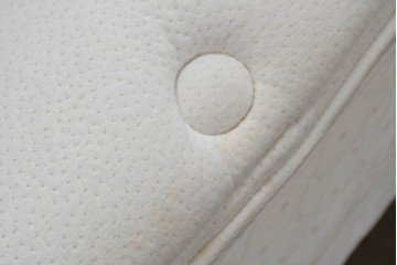 中古　Sealy(シーリー)　ポスチャーペディック　FORTE(フォルテ)　ダブルクッションタイプの本革ヘッドボード付きセミダブルベッド　定価(フレーム+マットレス)約52万円　(R-085930)