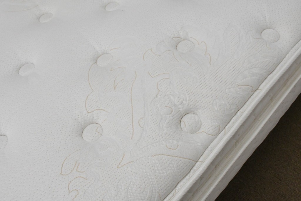 中古　Sealy(シーリー)　ポスチャーペディック　FORTE(フォルテ)　ダブルクッションタイプの本革ヘッドボード付きセミダブルベッド　定価(フレーム+マットレス)約52万円　(R-085930)