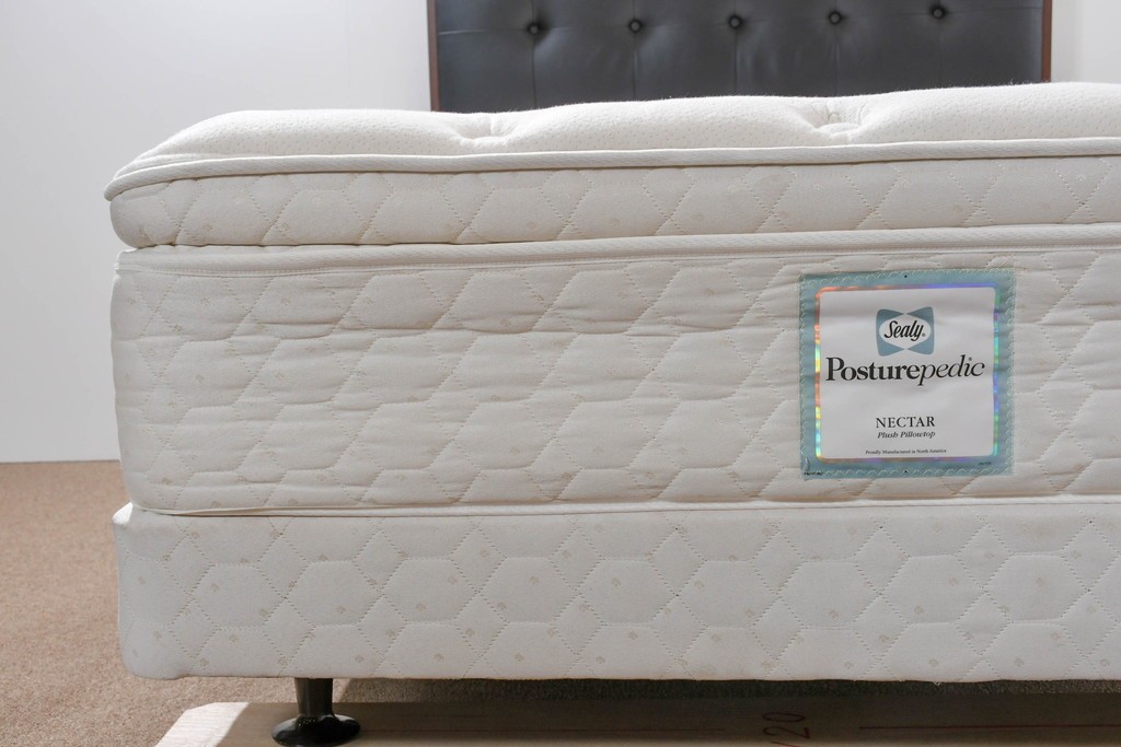 中古　Sealy(シーリー)　ポスチャーペディック　FORTE(フォルテ)　ダブルクッションタイプの本革ヘッドボード付きセミダブルベッド　定価(フレーム+マットレス)約52万円　(R-085930)