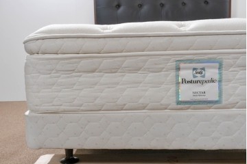 中古　Sealy(シーリー)　ポスチャーペディック　FORTE(フォルテ)　ダブルクッションタイプの本革ヘッドボード付きセミダブルベッド　定価(フレーム+マットレス)約52万円　(R-085930)