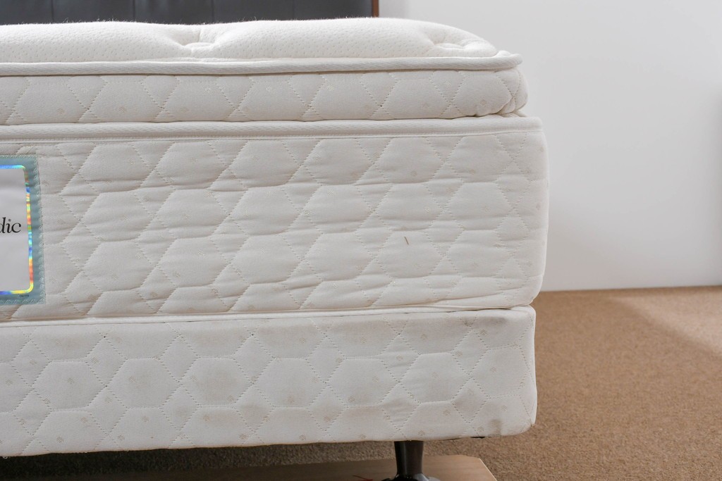 中古　Sealy(シーリー)　ポスチャーペディック　FORTE(フォルテ)　ダブルクッションタイプの本革ヘッドボード付きセミダブルベッド　定価(フレーム+マットレス)約52万円　(R-085930)