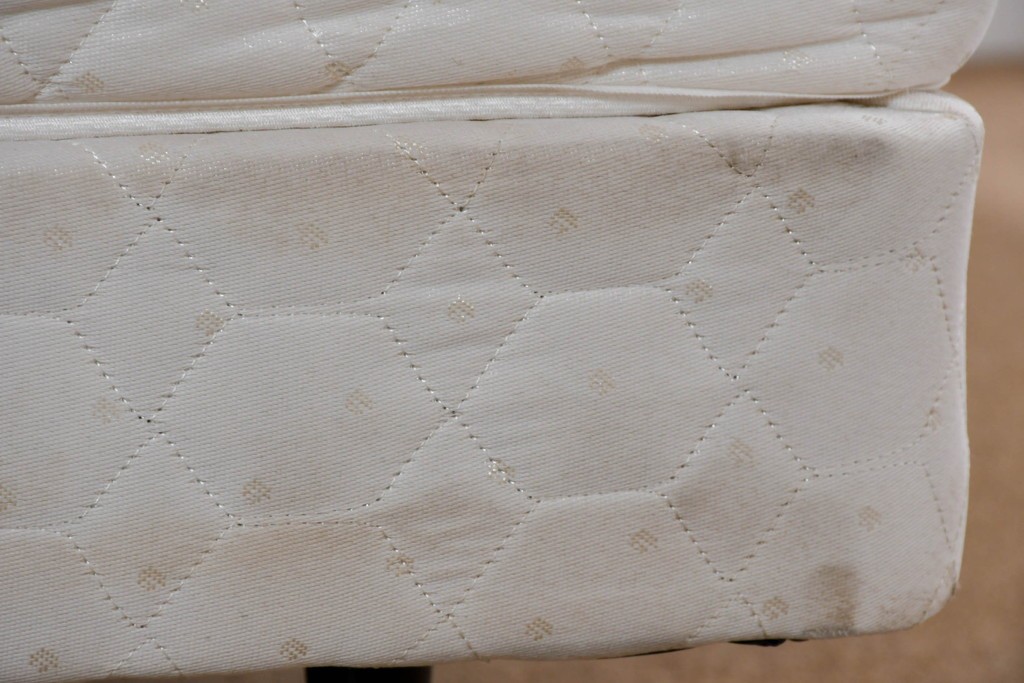 中古　Sealy(シーリー)　ポスチャーペディック　FORTE(フォルテ)　ダブルクッションタイプの本革ヘッドボード付きセミダブルベッド　定価(フレーム+マットレス)約52万円　(R-085930)