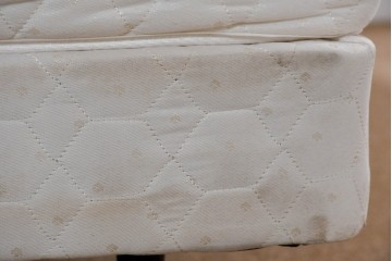 中古　Sealy(シーリー)　ポスチャーペディック　FORTE(フォルテ)　ダブルクッションタイプの本革ヘッドボード付きセミダブルベッド　定価(フレーム+マットレス)約52万円　(R-085930)