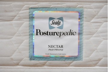 中古　Sealy(シーリー)　ポスチャーペディック　FORTE(フォルテ)　ダブルクッションタイプの本革ヘッドボード付きセミダブルベッド　定価(フレーム+マットレス)約52万円　(R-085930)