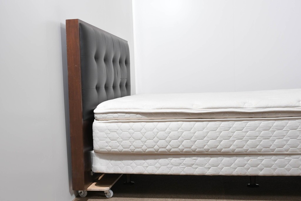 中古　Sealy(シーリー)　ポスチャーペディック　FORTE(フォルテ)　ダブルクッションタイプの本革ヘッドボード付きセミダブルベッド　定価(フレーム+マットレス)約52万円　(R-085930)