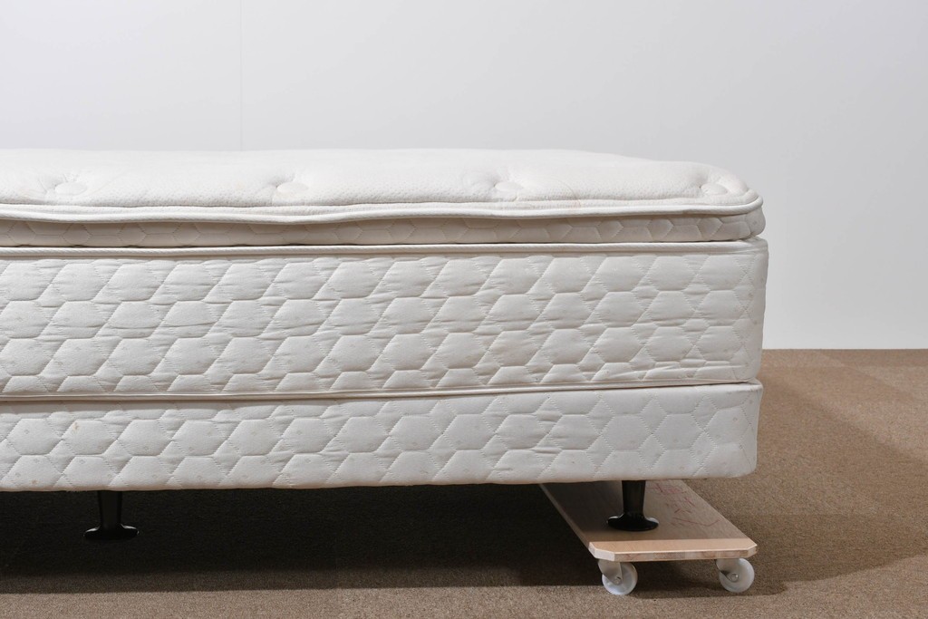 中古　Sealy(シーリー)　ポスチャーペディック　FORTE(フォルテ)　ダブルクッションタイプの本革ヘッドボード付きセミダブルベッド　定価(フレーム+マットレス)約52万円　(R-085930)