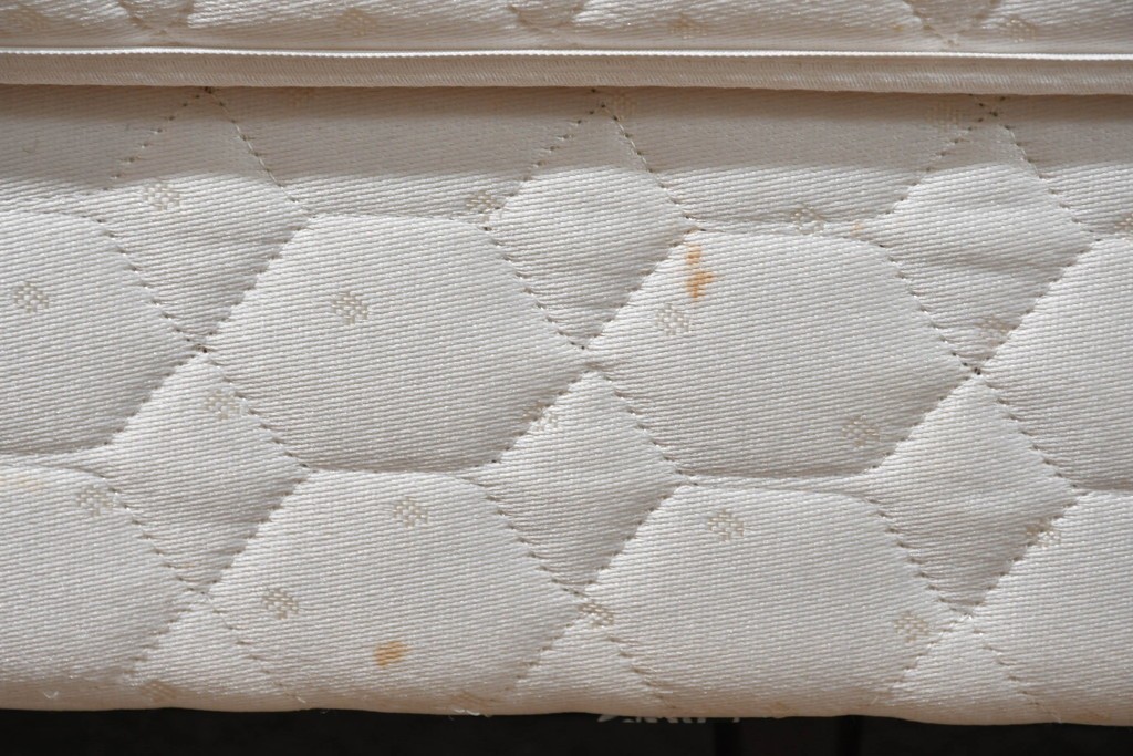 中古　Sealy(シーリー)　ポスチャーペディック　FORTE(フォルテ)　ダブルクッションタイプの本革ヘッドボード付きセミダブルベッド　定価(フレーム+マットレス)約52万円　(R-085930)