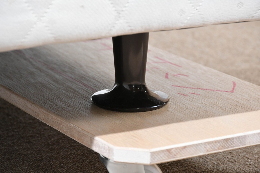 中古　Sealy(シーリー)　ポスチャーペディック　FORTE(フォルテ)　ダブルクッションタイプの本革ヘッドボード付きセミダブルベッド　定価(フレーム+マットレス)約52万円　(R-085930)