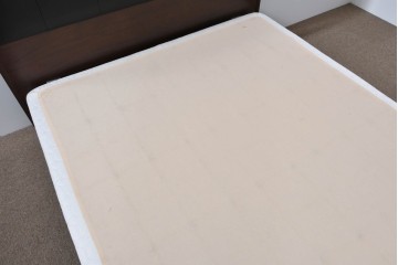 中古　Sealy(シーリー)　ポスチャーペディック　FORTE(フォルテ)　ダブルクッションタイプの本革ヘッドボード付きセミダブルベッド　定価(フレーム+マットレス)約52万円　(R-085930)