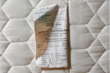 中古　Sealy(シーリー)　ポスチャーペディック　FORTE(フォルテ)　ダブルクッションタイプの本革ヘッドボード付きセミダブルベッド　定価(フレーム+マットレス)約52万円　(R-085930)