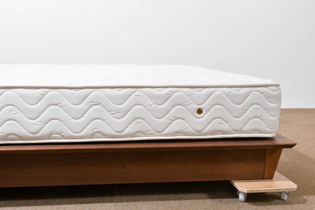 中古　美品　Veil(ヴェール)　ウォールナット　マットレス付きのダブルサイズベッド　定価約30万円　(R-085931)